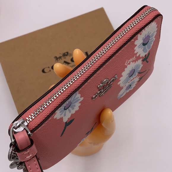 COACH Boxed Corner Zip Wristlet With Daisy Print - Picture 13 of 16